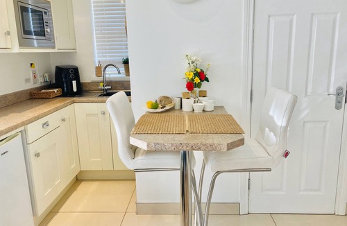 Eglinton Apartment | 1 Bed Flat - Sleeps 2 - Parking - Garden