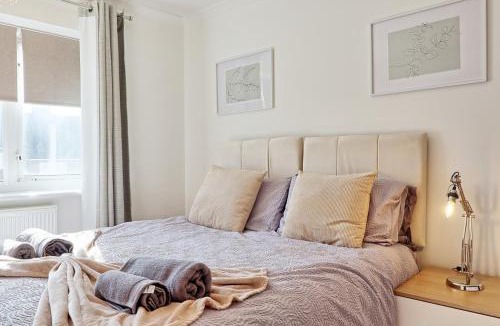 Chelmsford Apartment | 1 bed, office space, private parking, contractors