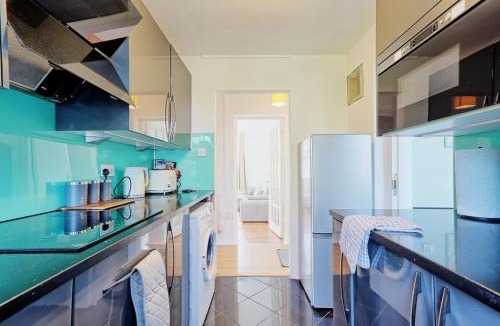 Chelmsford Apartment | 1 bed, office space, private parking, contractors