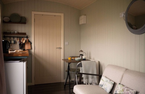 Omagh Cabin | 1 Bed Shepherds Hut-sleeps 2-pets-parking-mtn View