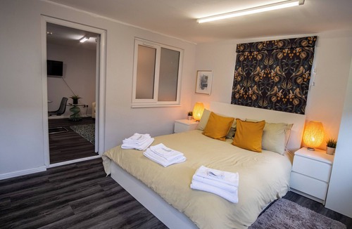 St Albans Cabin | 1 Bed-Sleeps 4-Private Garden-Free Parking