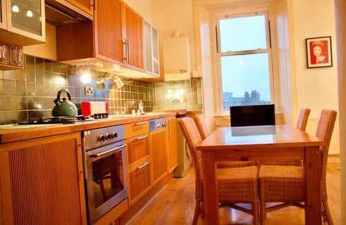 Restalrig Apartment | 1 Bedroom Apartment in Edinburgh Sleeps 4