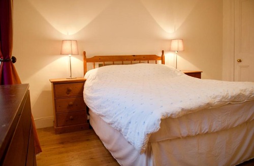 Restalrig Apartment | 1 Bedroom Apartment in Edinburgh Sleeps 4