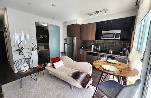 Mount Pleasant West Condo | 1 bedroom in midtown Toronto, with a pool and a gym, 6 minutes away from subway