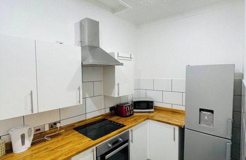 Kelty Apartment | 1 Bedroom Pet Friendly Apt Wd Free Wifi, Parking, Netflix & Pool Table. Sleeps 3