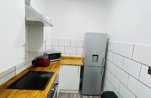 Kelty Apartment | 1 Bedroom Pet Friendly Apt Wd Free Wifi, Parking, Netflix & Pool Table. Sleeps 3