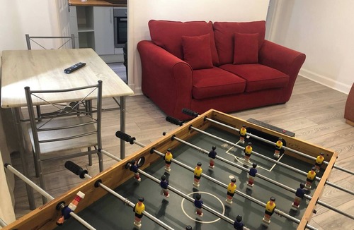 Kelty Apartment | 1 Bedroom Pet Friendly Apt Wd Free Wifi, Parking, Netflix & Pool Table. Sleeps 3