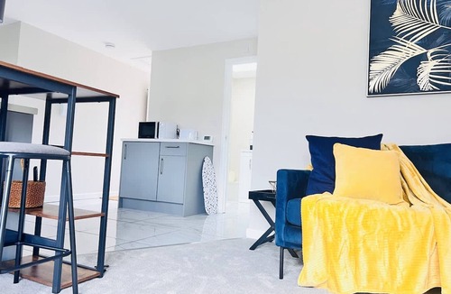 Newmarket Apartment | 1 BR Apart 14 min Walk to Tattersalls EV Charging