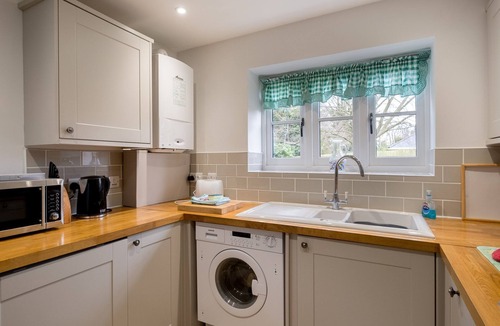 Saxmundham Apartment | 1 Roseanna Cottage - sleeps 4 guests in 2 bedrooms