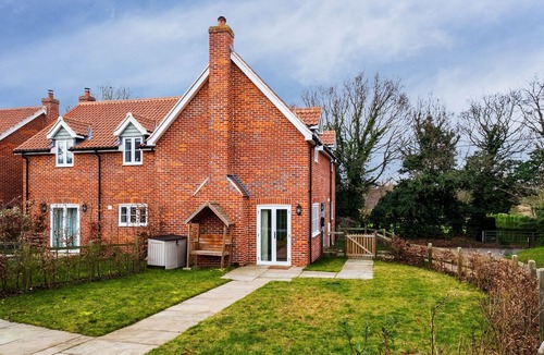 Saxmundham Apartment | 1 Roseanna Cottage - sleeps 4 guests in 2 bedrooms