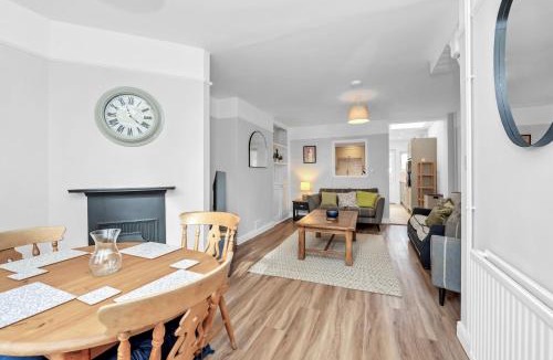 Bury St Edmunds House | 10 Mustow St - Charming 3 bed home next to the Abbey Gardens in Bury St Edmunds