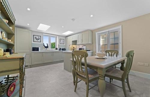 Bury St Edmunds Apartment | 119 Flat 2 Northgate st - Stylish one bedroom apartment set within walking distance to town, spacious living space with public car park close by