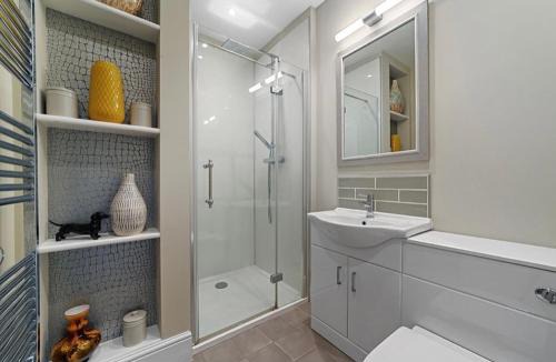 Bury St Edmunds Apartment | 119 Flat 2 Northgate st - Stylish one bedroom apartment set within walking distance to town, spacious living space with public car park close by