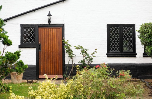 Luton Cottage | 18 century cottage nr Harry Potter Studios, London & Luton Airport. Pet friendly