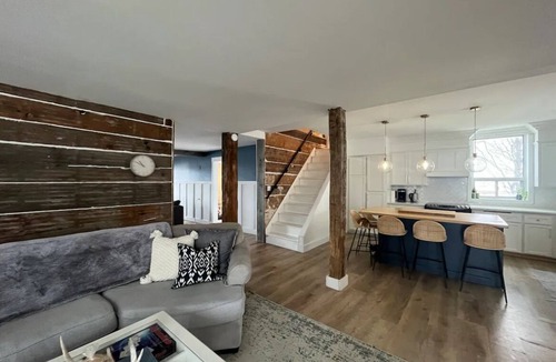 Huron East Other | 1880 farmhouse with hottub!