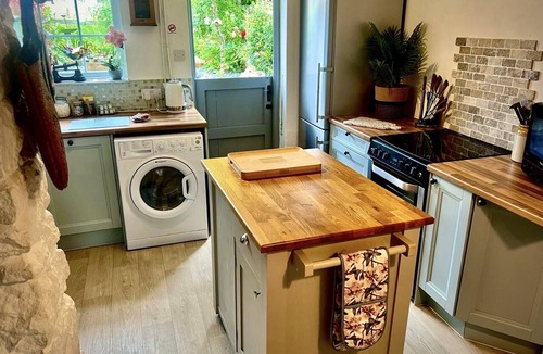 Snitterfield Cottage | 18th Century Cosy Cottage With Stunning Garden Views