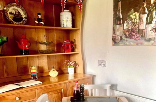 Snitterfield Cottage | 18th Century Cosy Cottage With Stunning Garden Views