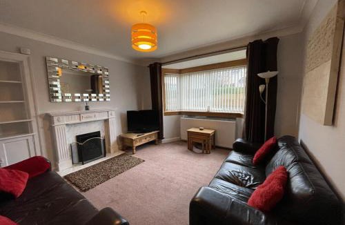 Bishopton House | 1930s 3Bed House in Quiet Village w/Large Garden