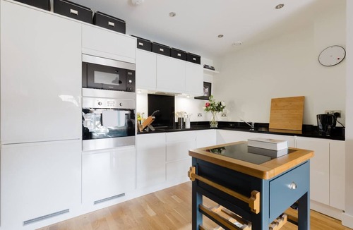 Lansbury Apartment | 1BD Canal Side Retreat in East London