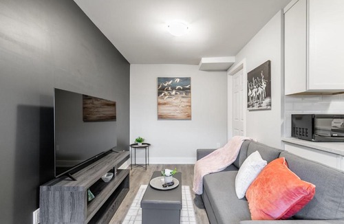 Central Hamilton Apartment | 1BR - Boutique Apt with Netflix - Prime Location