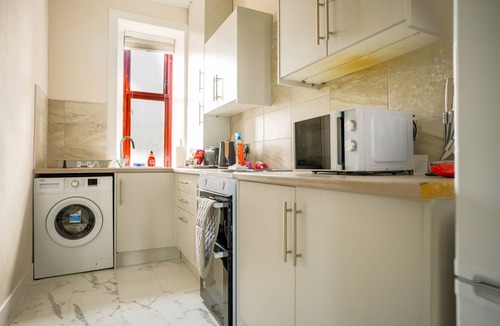 Paisley Apartment | 1BR Flat At Caledonia Luxe Stays Paisley