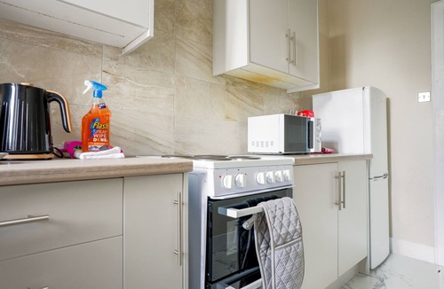 Paisley Apartment | 1BR Flat At Caledonia Luxe Stays Paisley