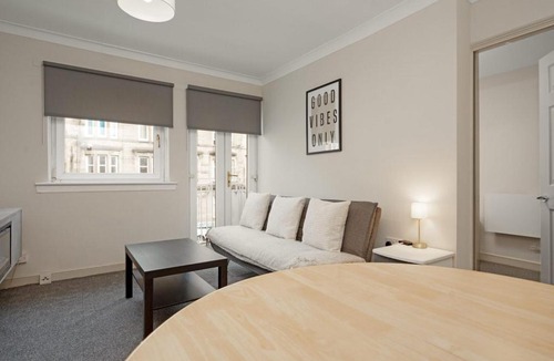 Shawlands Apartment | 1BR Shawlands Walk To Queens Park with Parking