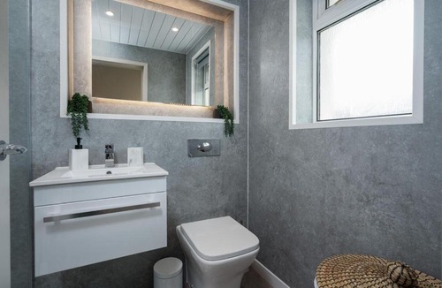 Shawlands Apartment | 1BR Shawlands Walk To Queens Park with Parking
