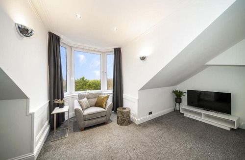 Paisley Apartment | 2-Bed Apartment Sleeps 5 - Near Royal Alexandria Hospital - Free Parking & Longs Stays Available