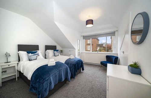 Paisley Apartment | 2-Bed Apartment Sleeps 5 - Near Royal Alexandria Hospital - Free Parking & Longs Stays Available