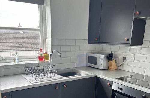 Renfrew Apartment | 2 Bed Apartment Sleeps 4 -Near Airport -WiFi & Tv