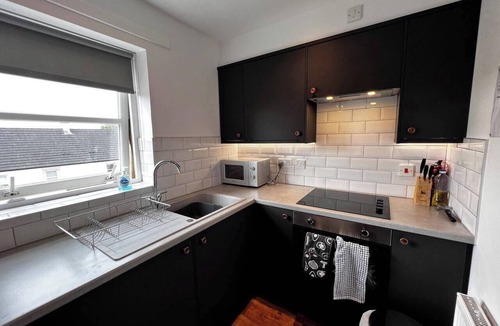 Renfrew Apartment | 2 Bed Apartment Sleeps 4 -Near Airport -WiFi & Tv