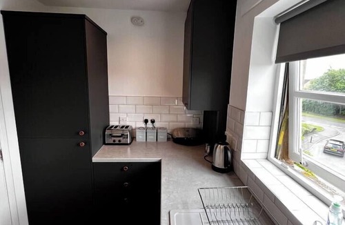 Renfrew Apartment | 2 Bed Apartment Sleeps 4 -Near Airport -WiFi & Tv