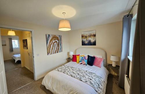 Longcroft Apartment | 2 Bed Apt, 4 beds with Parking