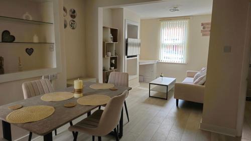 Slough House | 2 Bed Cottage Retreat Windsor, Slough and Legoland