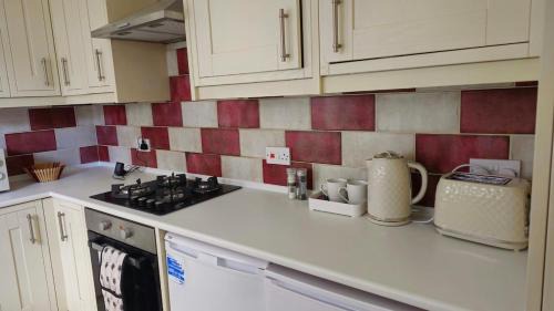 Slough House | 2 Bed Cottage Retreat Windsor, Slough and Legoland
