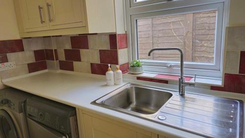 Slough House | 2 Bed Cottage Retreat Windsor, Slough and Legoland