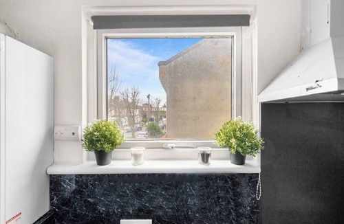 Cann Hall Apartment | 2 Bed First Floor Flat Forest Gate E7 0EA · WiFi | Parking | Sleeps 6