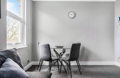 Cann Hall Apartment | 2 Bed First Floor Flat Forest Gate E7 0EA · WiFi | Parking | Sleeps 6