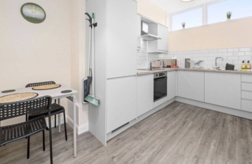 Methil Apartment | 2 Bed Flat With Parking Sleeps 4 in Fife