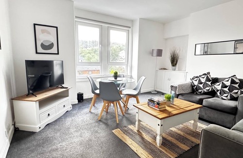 Gourock Apartment | 2-Bed Gourock Margaret St - Sleeps 4 - Contractors, Business & Relocations