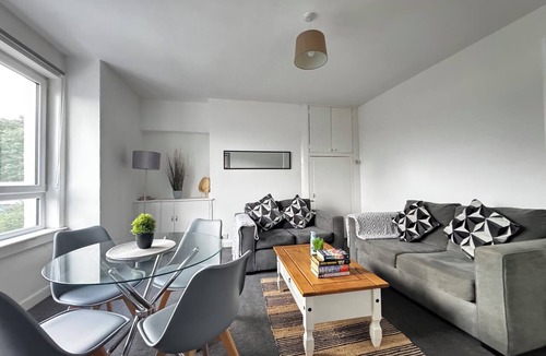 Gourock Apartment | 2-Bed Gourock Margaret St - Sleeps 4 - Contractors, Business & Relocations