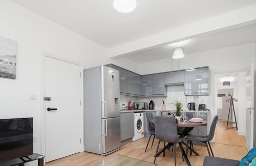 Cann Hall Apartment | 2 Bed Ground Floor Flat Forest Gate E7 0EA · WiFi | Parking | Sleeps 6