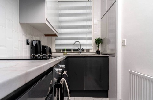 Cardonald Apartment | 2 Bed Home | QE Hospital |3 Beds|Sleeps 4|Parking| Glasgow