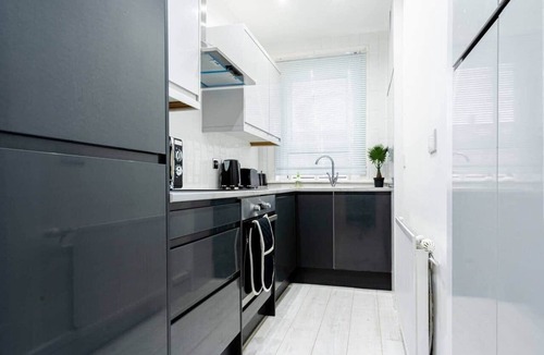 Cardonald Apartment | 2 Bed Home | QE Hospital |3 Beds|Sleeps 4|Parking| Glasgow