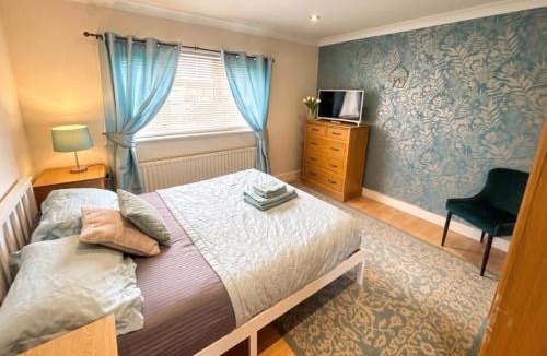 Kirk Sandall House | 2 Bed Semi - Sleeps 4 - Fully Fenced Garden & Parking - Quiet Cul De Sac Location - Dog Friendly - Fast Wifi - Close to Motorway Access