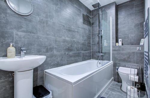 West Thurrock Apartment | 2 Bedroom Apartment with free parking and Netflix enabled Smart TV