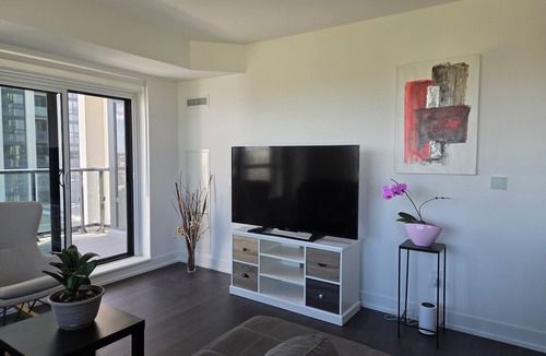 Unionville Condo | 2-bedroom condo in delightful Markham with AC, fitness room