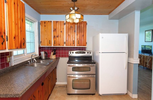 Lindsay House | 2-Bedroom Cottage Steps from Sandy Beach for fishing, boating, and Firepits