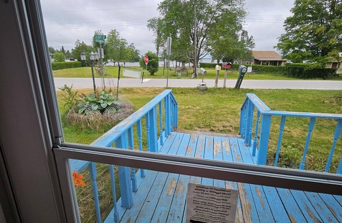 Lindsay House | 2-Bedroom Cottage Steps from Sandy Beach for fishing, boating, and Firepits